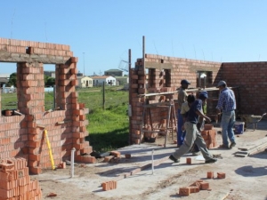 De bouw door lokale werkers in augustus